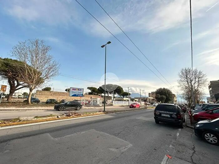 Appartamento quadrilocale in vendita in Viale Comandante Umberto Maddalena, Napoli