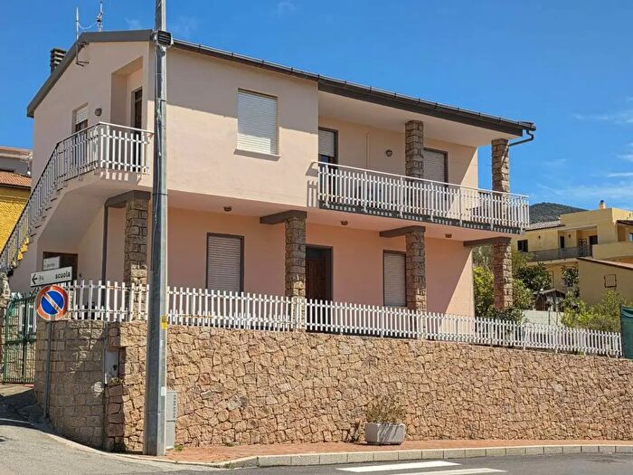 Casa con 6 locali in vendita in Via Porrino, Badesi