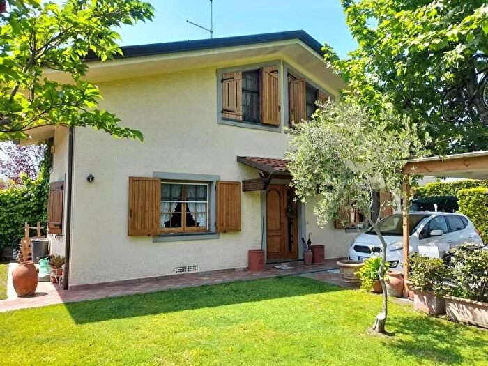 Casa quadrilocale in vendita in Via Ammiraglio Morin a, Forte Dei Marmi