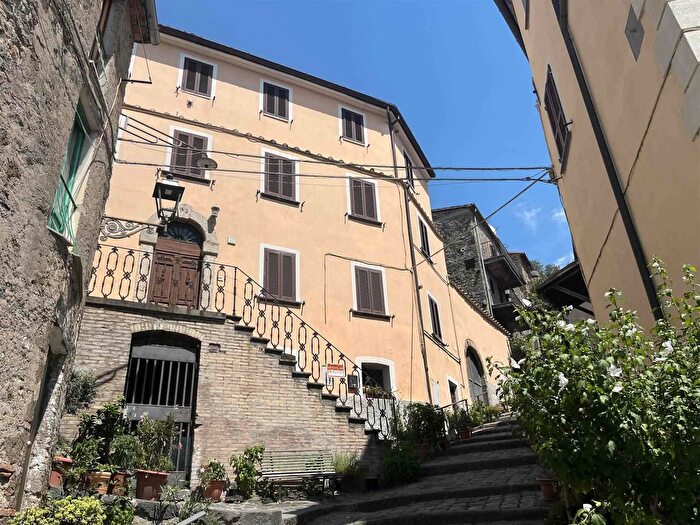 Casa con 18 locali in vendita in Via del Poggio, Bolsena