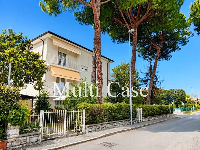 Appartamento con 7 locali in vendita in Via Carducci, Camaiore