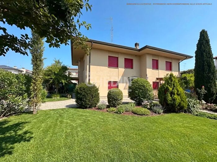 Casa con 8 locali in vendita in Conegliano