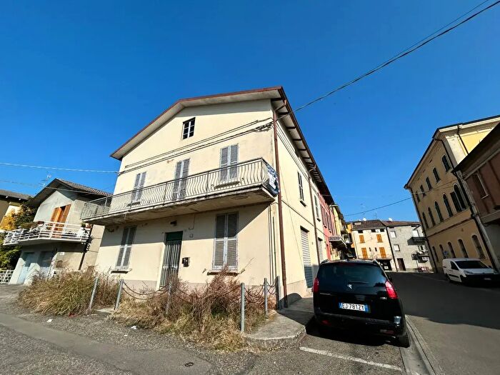 Casa con 9 locali in vendita in Via Roma, Poviglio