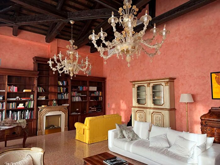 Appartamento con 8 locali in vendita in Campo San Leonardo, Venezia
