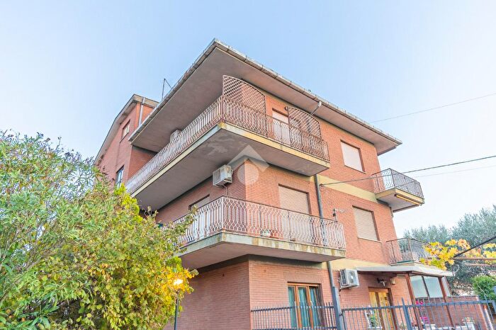 Appartamento quadrilocale in vendita in Via Osteria delle Capannacce, Roma