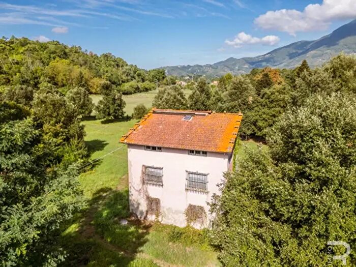 Casa con 6 locali in vendita in Via Fondi, Camaiore
