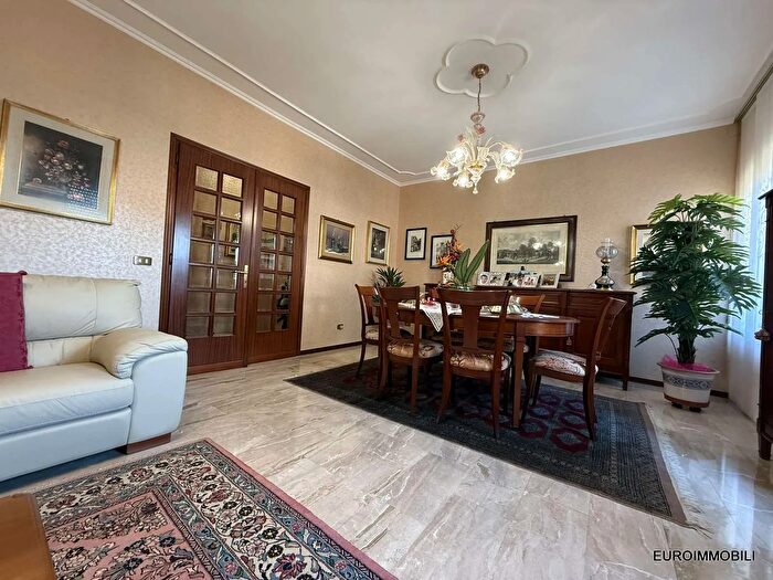 Appartamento con 6 locali in vendita in Via Brigata Garibaldi, Traversetolo