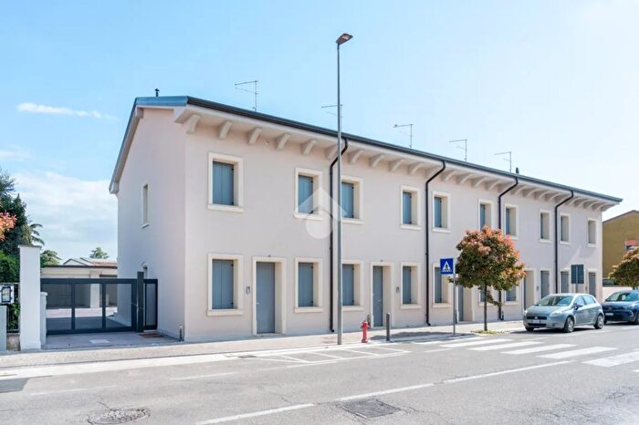 Casa quadrilocale in vendita in Via Quadrato, Villafranca Di Verona