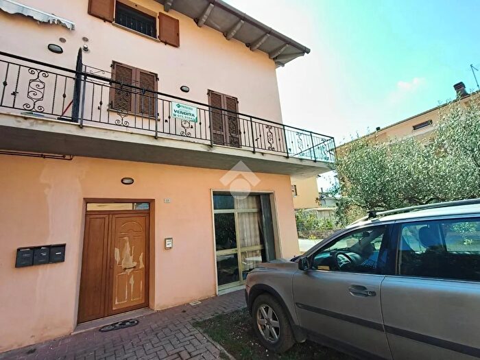 Appartamento con 5 locali in vendita in Via Pascoli Giovanni, Sigillo