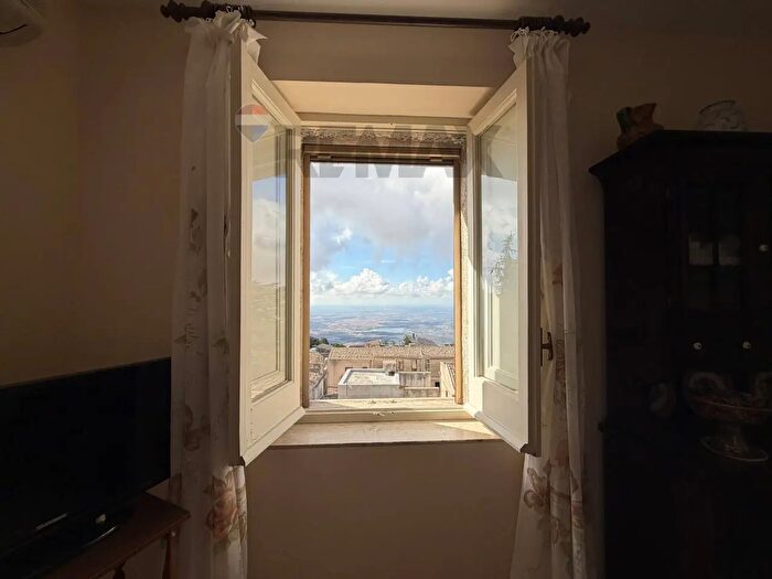 Appartamento quadrilocale in vendita in Via Albertina degli Abbati, Erice