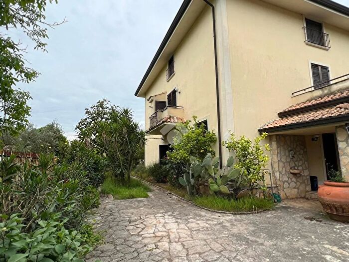 Casa con 7 locali in vendita in Via Ausonia Vecchia, Cassino