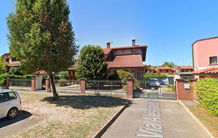 Casa con 12 locali in vendita in Via Manzoni, Vernate