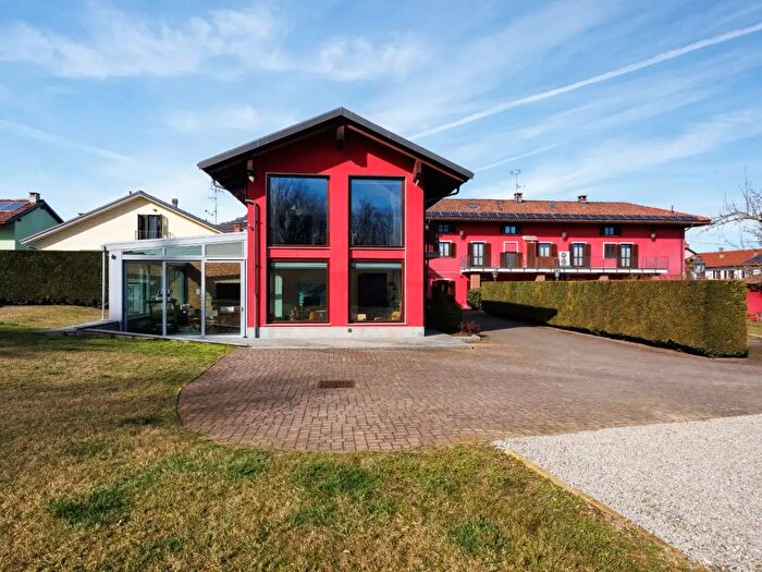 Casa con 16 locali in vendita in Via Cocconato, Lauriano