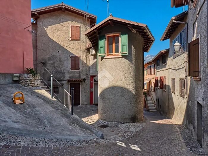 Casa quadrilocale in vendita in Via Crosera, Brenzone sul Garda