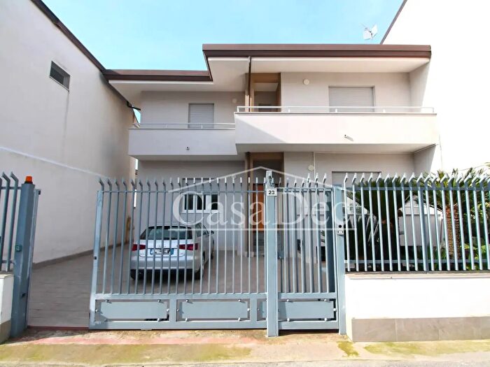 Casa con 6 locali in vendita in Via Boccaccio, Casapesenna