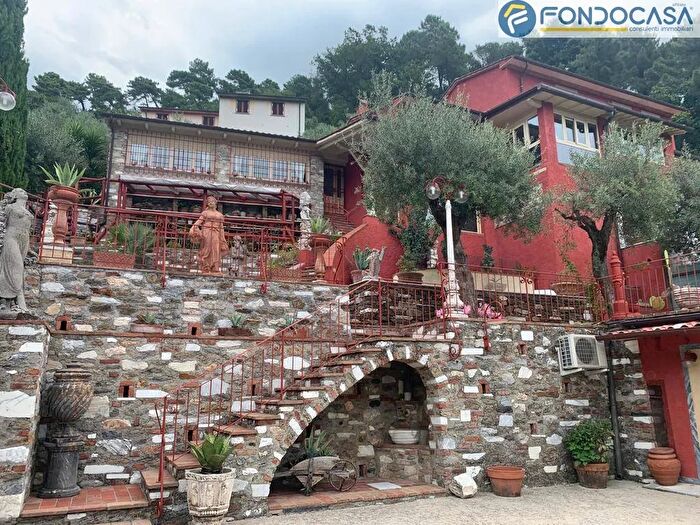 Casa con 6 locali in vendita in Via Buonarrotti, Seravezza