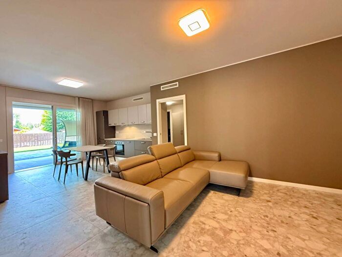 Appartamento trilocale in affitto in Vicolo Casara, Centro, Lazise
