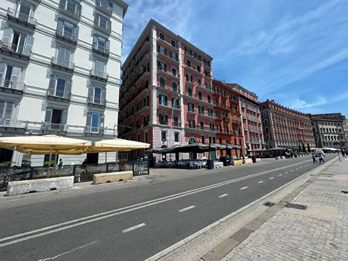 Appartamento trilocale in affitto in Via Partenope Napoli, Napoli
