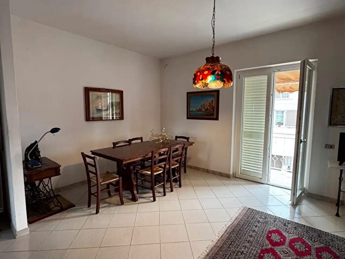 Appartamento con 5 locali in affitto in Carrara
