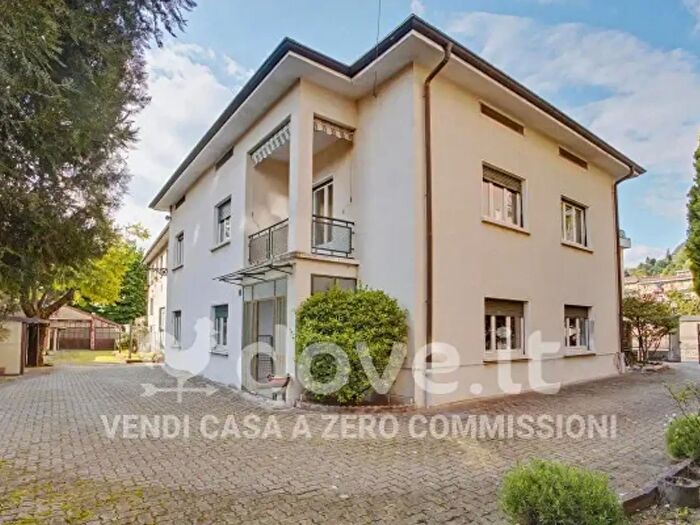 Casa con 6 locali in vendita in Via Martiri della Libertà, Laveno Mombello