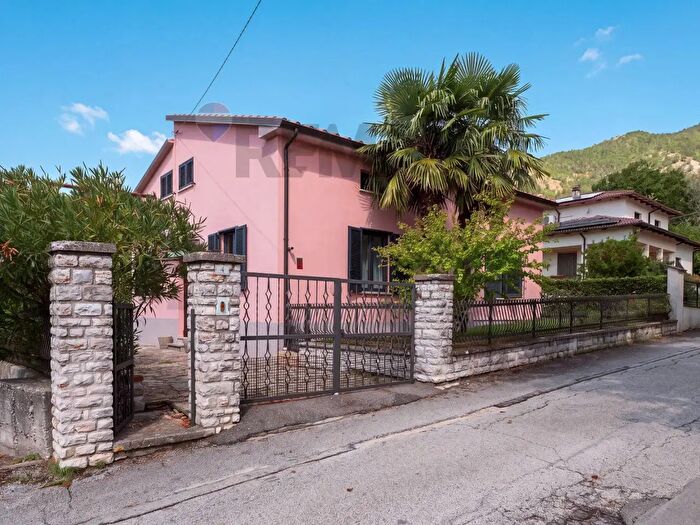 Casa quadrilocale in vendita in Costacciaro