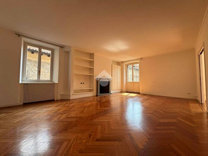 Appartamento trilocale in affitto in Via Bartolomeo Colleoni, Città Alta, Bergamo