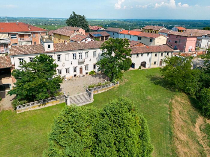 Casa con 13 locali in vendita in Via Italia, Valenza