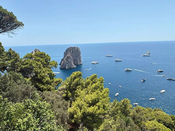 Casa quadrilocale in affitto in Via Tragara, Centro, Capri
