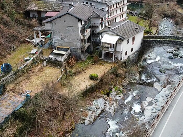 Casa quadrilocale in vendita in Frazione Fucine, Viu