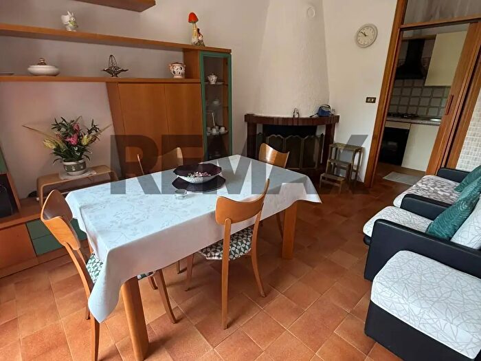 Casa con 7 locali in vendita in Mercatino Conca