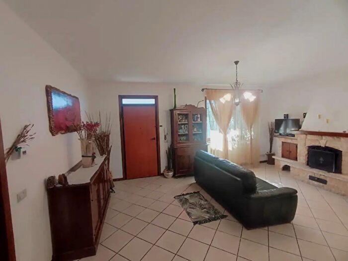 Casa con 5 locali in vendita in Terricciola