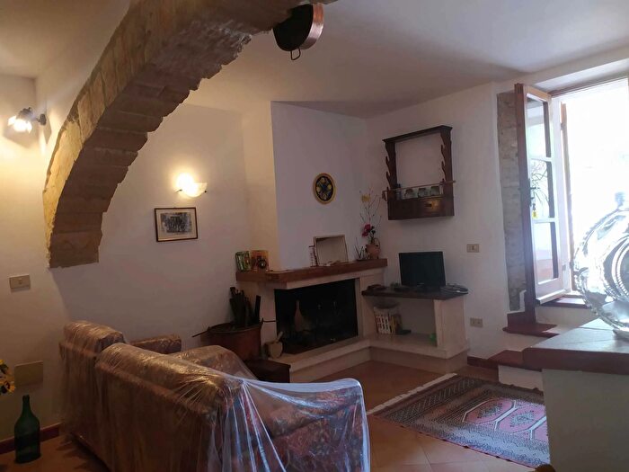 Casa quadrilocale in vendita in Piazza Panfili, Guardea