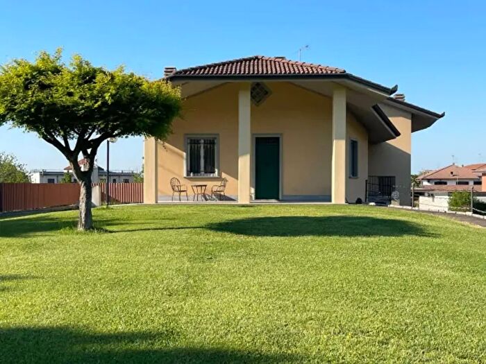Casa con 6 locali in vendita in Via Fontana F, Torricella Verzate