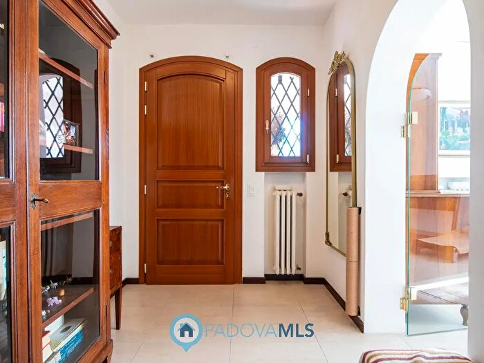 Casa con 7 locali in vendita in Via Bari, Padova