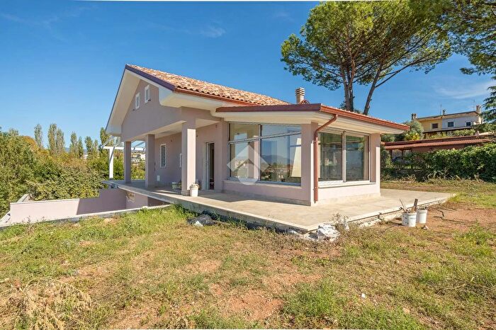 Casa quadrilocale in vendita in Via Giosue Carducci, Zagarolo