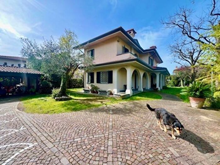 Casa con 6 locali in affitto in Forte Dei Marmi