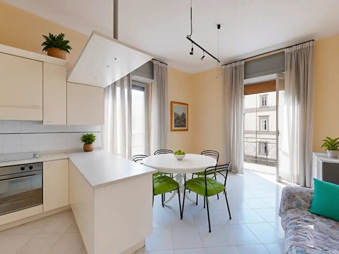 Appartamento trilocale in vendita in Corso Umberto, Napoli