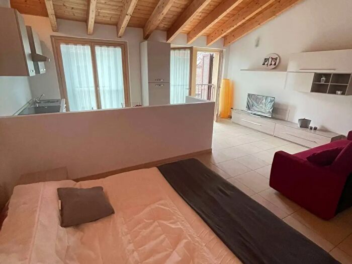 Appartamento monolocale in affitto in Via Aldo Moro, Travedona Monate