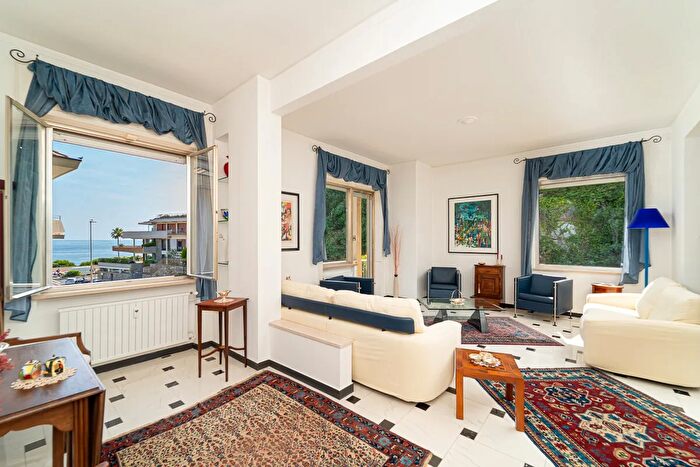 Appartamento con 10 locali in vendita in Via Bovio, Genova