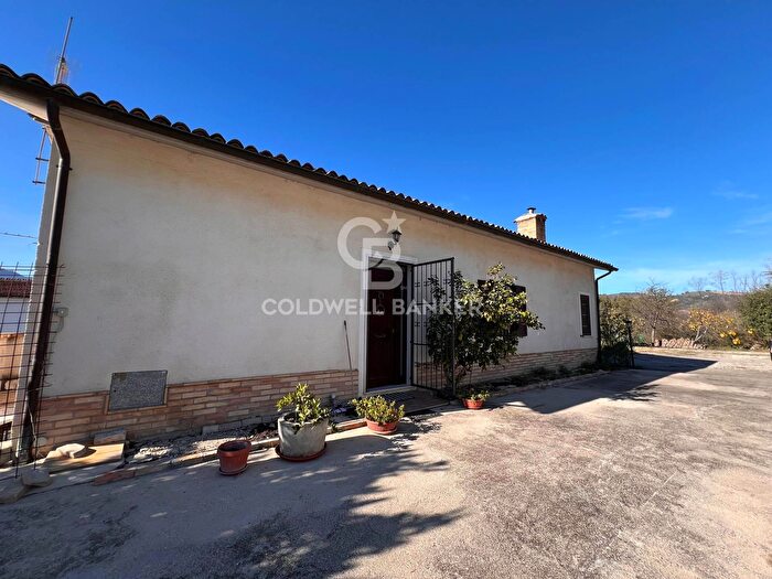 Casa con 9 locali in vendita in Corso Primo Maggio, Scafa