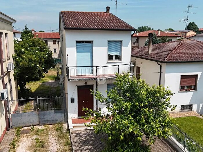 Casa quadrilocale in vendita in Via Venti Settembre, Ronco AllAdige