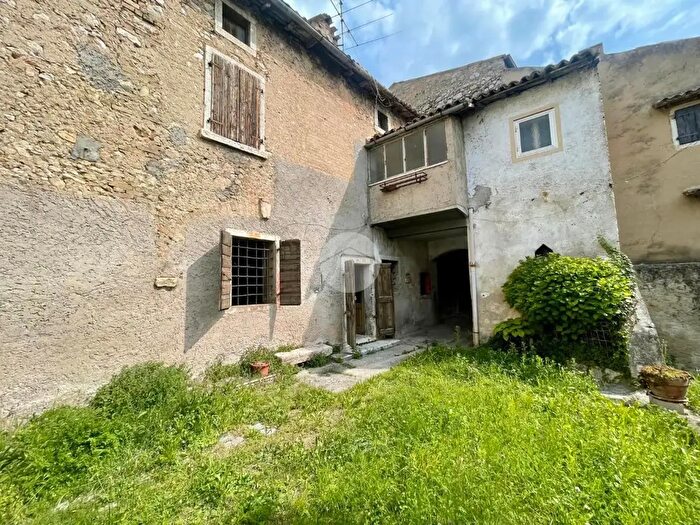 Casa con 10 locali in vendita in Località Pazzon Cristo, Caprino Veronese