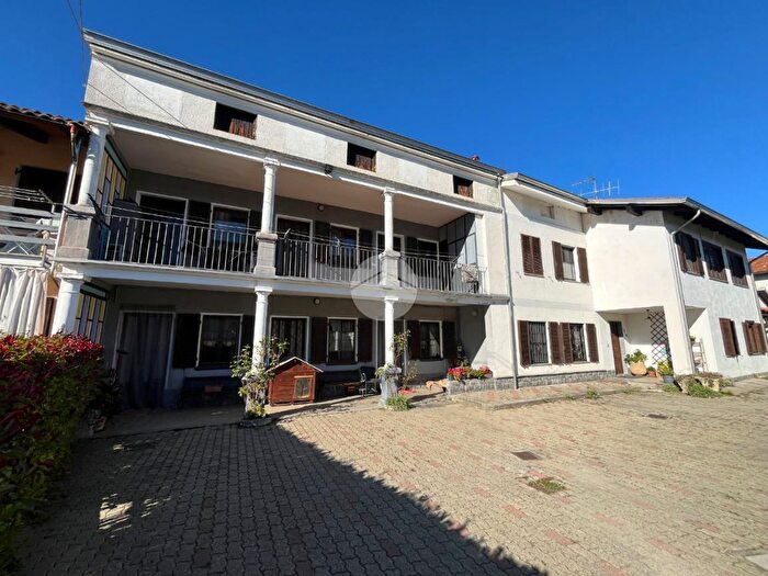 Casa con 11 locali in vendita in Via Casale, Ivrea