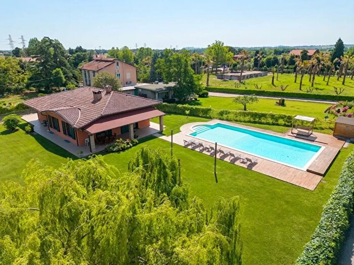 Casa con 9 locali in vendita in Via Coriano, Rimini