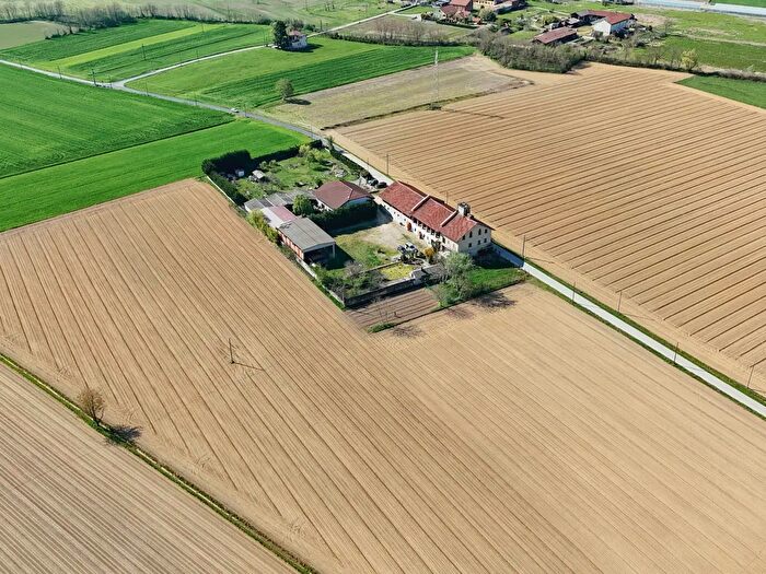 Casa con 10 locali in vendita in Via Galavardiera, Cumiana