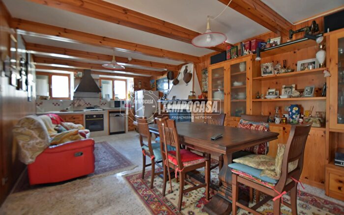 Appartamento quadrilocale in vendita in Via Villa dAria, Serrapetrona