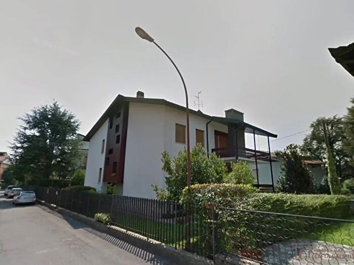 Casa con 10 locali in vendita in Via Lega Lombarda, Bergamo