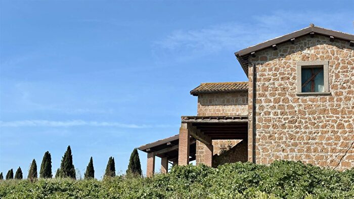 Casa con 10 locali in vendita in Tuscania, Tuscania