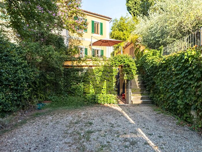 Casa con 13 locali in affitto in Firenze
