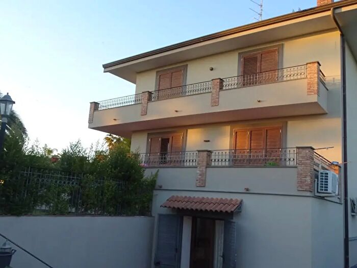 Casa con 12 locali in vendita in Via Indipendenza, Mascalucia